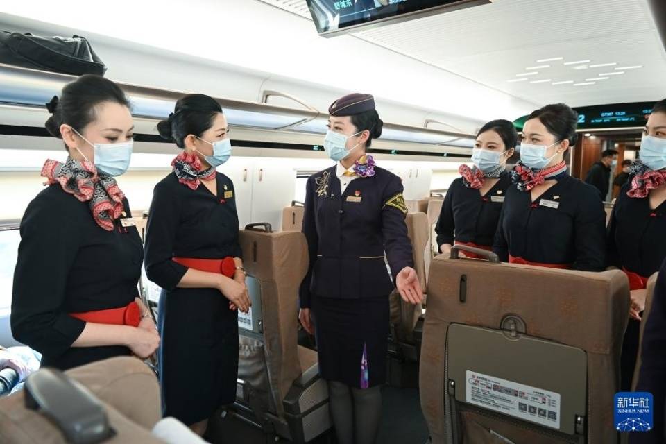 高铁乘务员如何上岗就业？证书真的有用么？