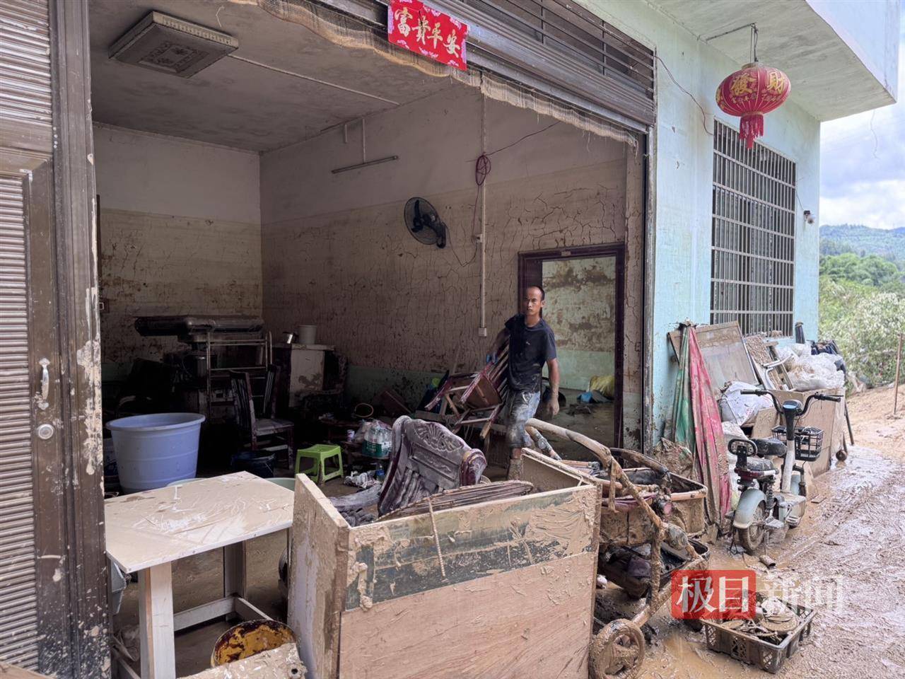 实探榕江三面环水的“孤岛村”：3米深洪水淹没房屋，400名村民被困数日，冲锋舟送来米油水果