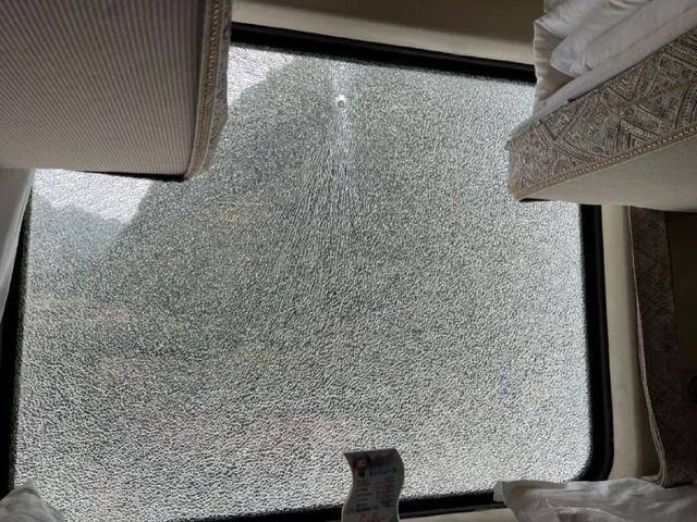列车脱线3小时乘客砸窗通风未受罚，专业人士：火车定制玻璃单块更换费用超千元
