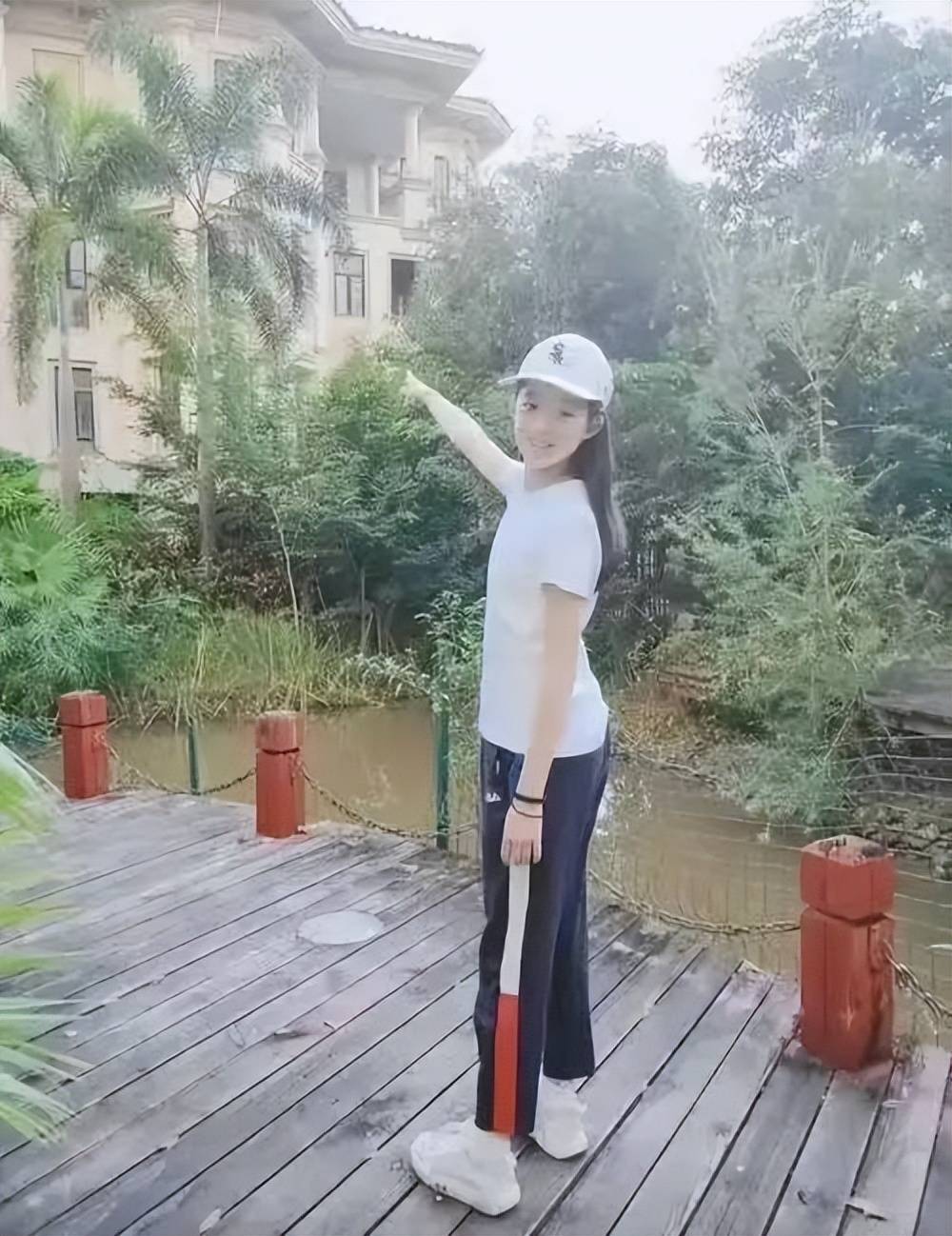 黄杨钿甜父母回应网络争议:“天价耳环”实际100多元,别墅不是自家的,只是路过拍照