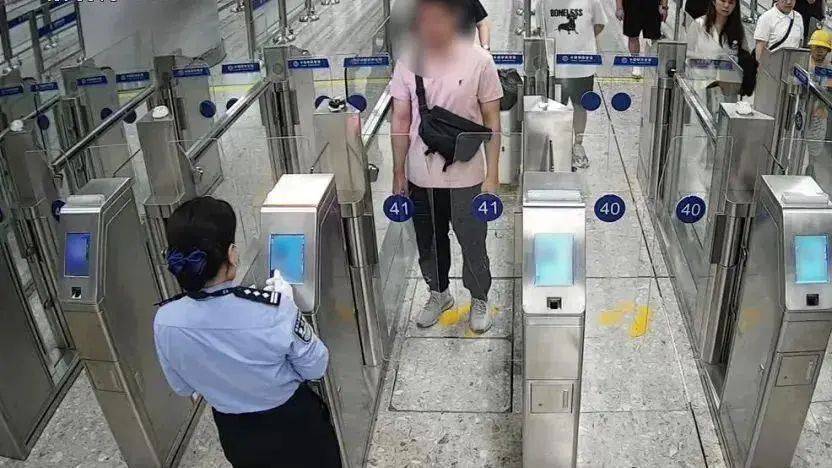 双胞胎长一模一样，弟弟偷用哥哥证件出境，会被识别出来吗？