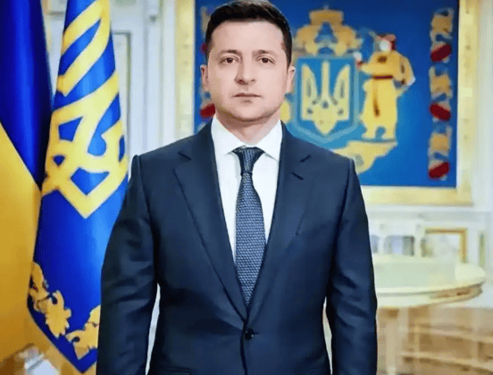 泽连斯基抵挡不住压力,乌克兰人已经醒悟,数千人冲上街头,“最大的敌人”并不是俄罗斯?