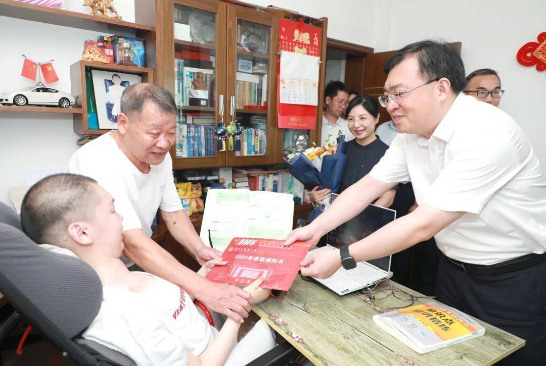 爷爷关掉工厂陪读14年!曾被预言活不过6岁的浙江少年,考上浙江中医大