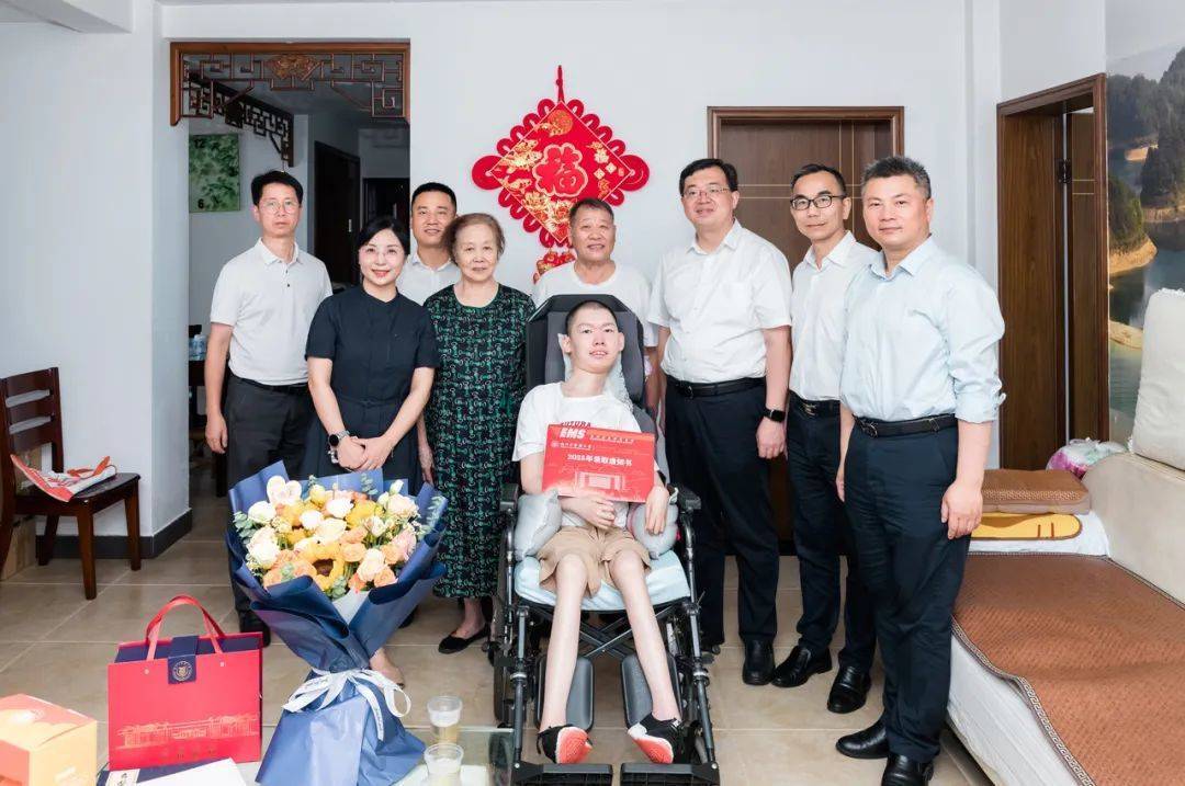 爷爷关掉工厂陪读14年!曾被预言活不过6岁的浙江少年,考上浙江中医大