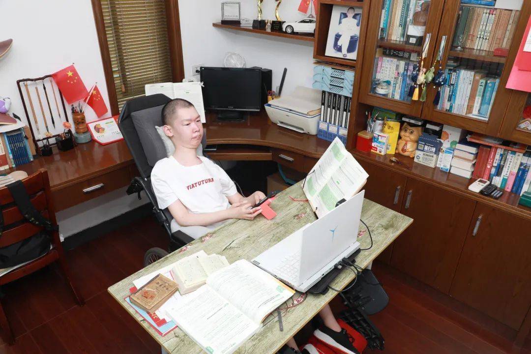 爷爷关掉工厂陪读14年!曾被预言活不过6岁的浙江少年,考上浙江中医大