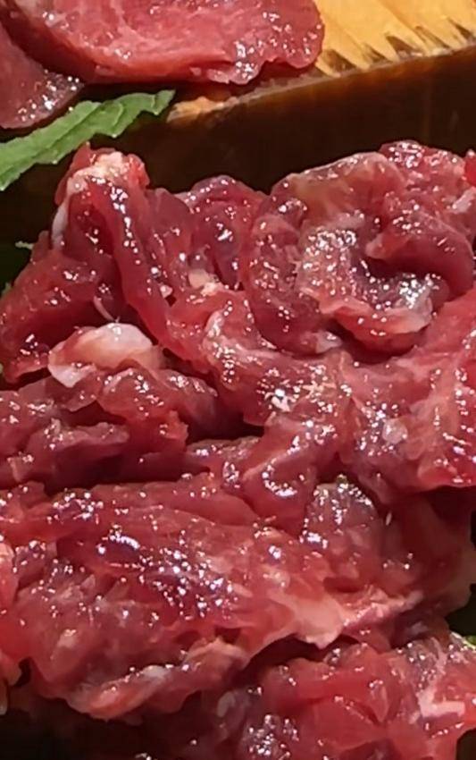 “女子用餐称生牛肉上爬蛆虫”最新进展:涉事火锅门店被立案调查责令整改