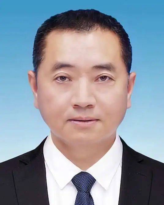 作为“一把手”,他经常在上班时间外出打牌