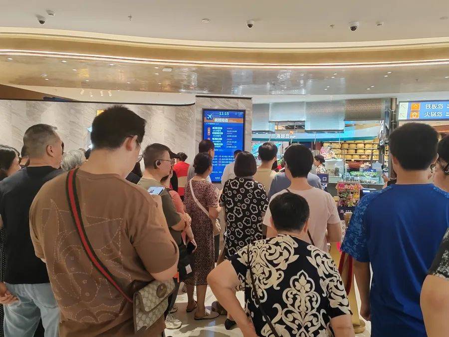 需求突然猛增!上海不少商场挤满老年人,一次只花10块钱,还能免费带2名亲友,有人去了又去