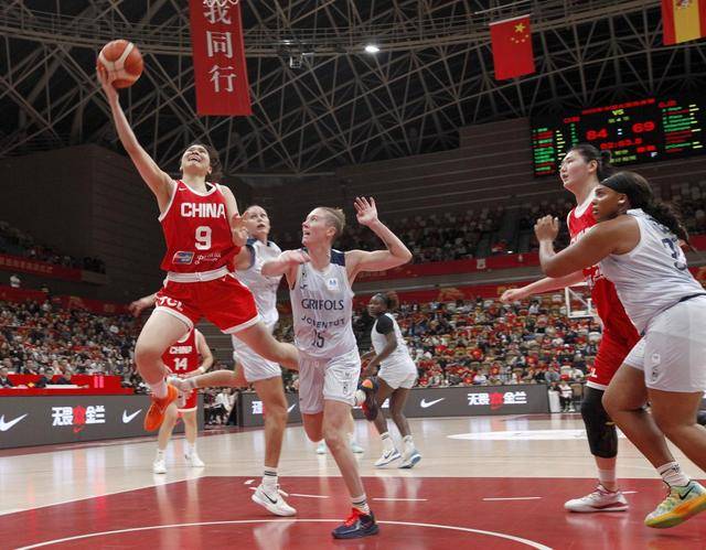 中国女篮热身赛90比81战胜尤文图特