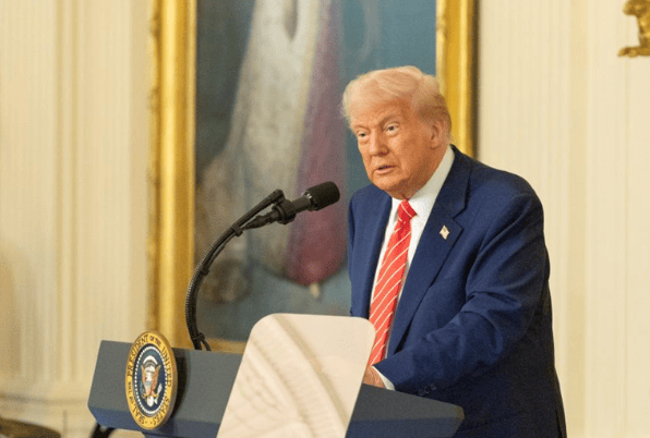 行程结束,特朗普火速离开英国,临走前送给普京19个字,中方的一番表态斩钉截铁