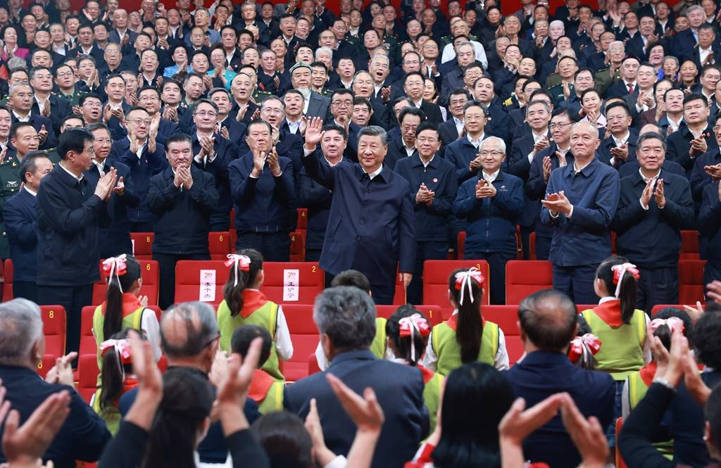 习近平观看庆祝新疆维吾尔自治区成立70周年文艺晚会《美丽新疆》