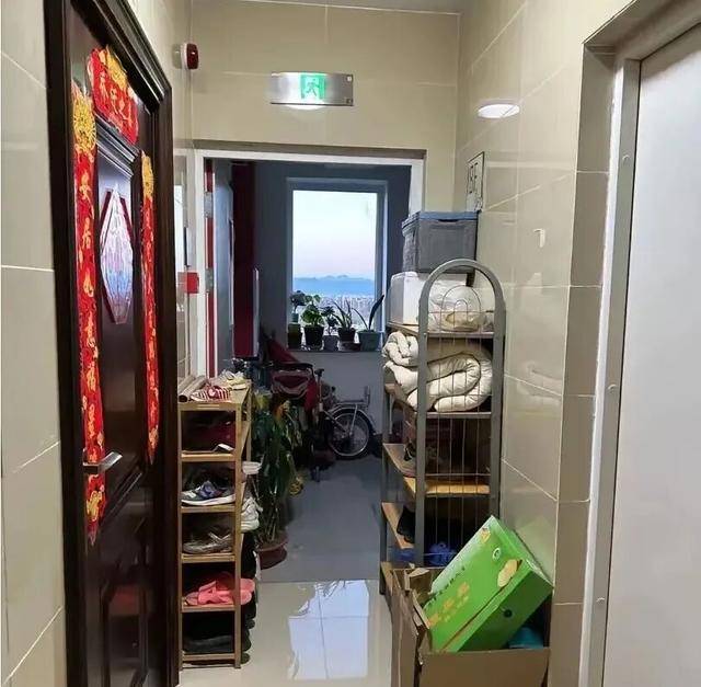 物业“不让门口放鞋子”,门口放鞋柜违法吗?