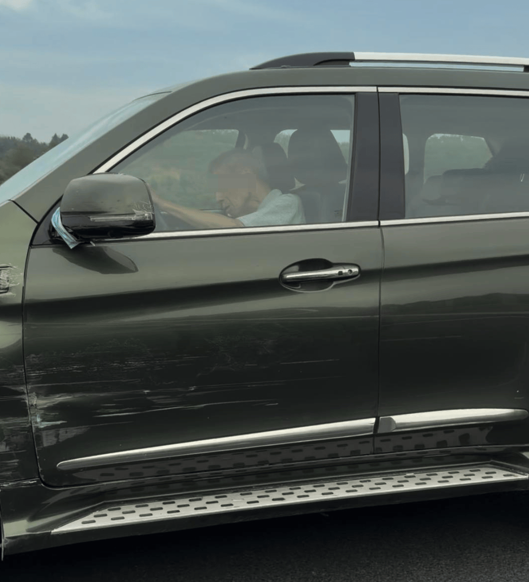 “司机像没意识了一样!”男子称SUV在高速上慢行、撞上石墩也不停,交警:司机目前无生命危险