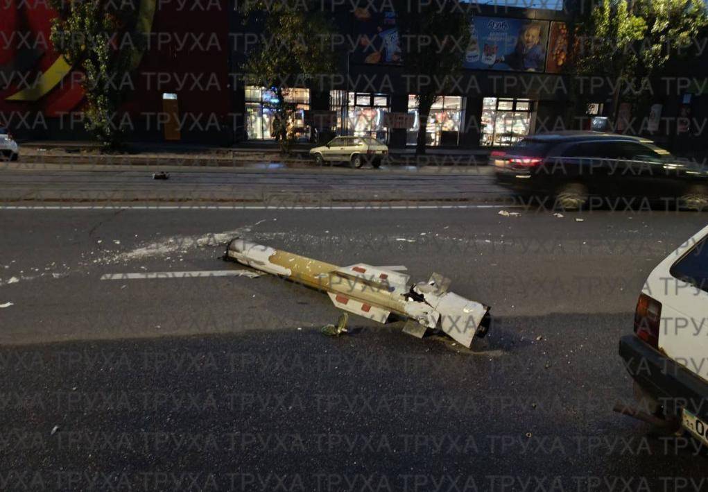 大乌龙！乌军爱国者竟炸自己，俄军导弹爆炸，掀翻波兰大使馆屋顶