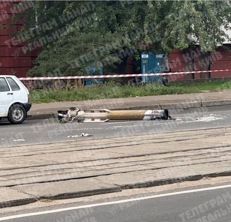 大乌龙!乌军爱国者竟炸自己,俄军导弹爆炸,掀翻波兰大使馆屋顶