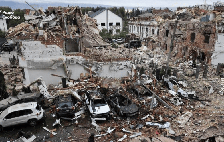 大乌龙!乌军爱国者竟炸自己,俄军导弹爆炸,掀翻波兰大使馆屋顶