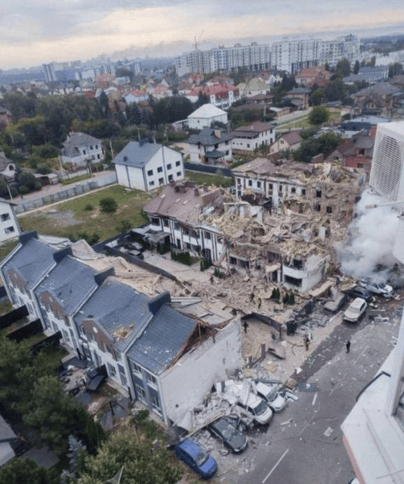 大乌龙!乌军爱国者竟炸自己,俄军导弹爆炸,掀翻波兰大使馆屋顶