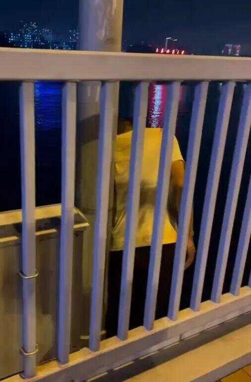 中年男子欲轻生跳桥,外地旅游女子和朋友将其劝回:你想喝酒我们陪你一起,没什么过不去的