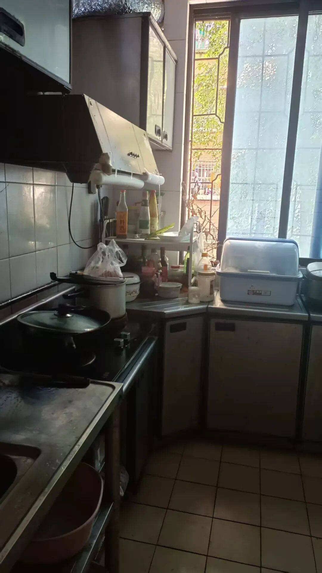 心疼!南宁一业主上厕所要经过厨房,抽油烟机贴防撞条……