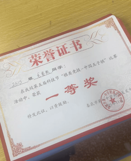 娄底14岁初中生作文看哭全网,得知爆火首先看恶评,回应用AI质疑:算是另一种夸奖