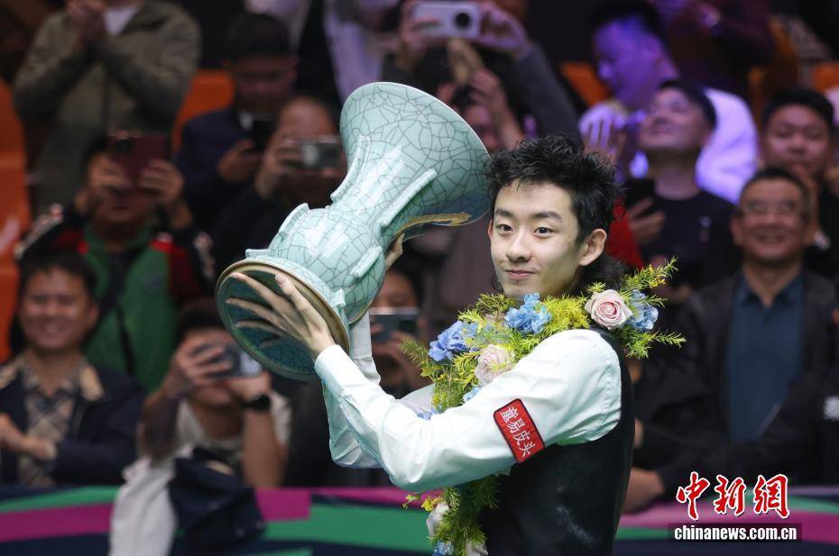 中国小将吴宜泽夺得2025世界斯诺克巡回赛国际锦标赛冠军