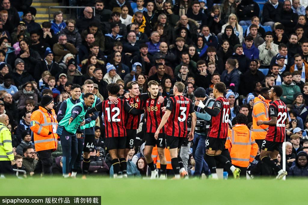 斯洛特面临巨大压力！利物浦0-3惨败曼城，球迷高唱解雇歌的背后是什么？